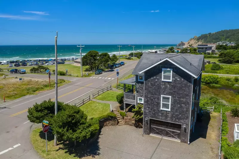 "We had the best time ever staying here. Conveniently located. Large house with plenty of space for a larger group." - Lisa