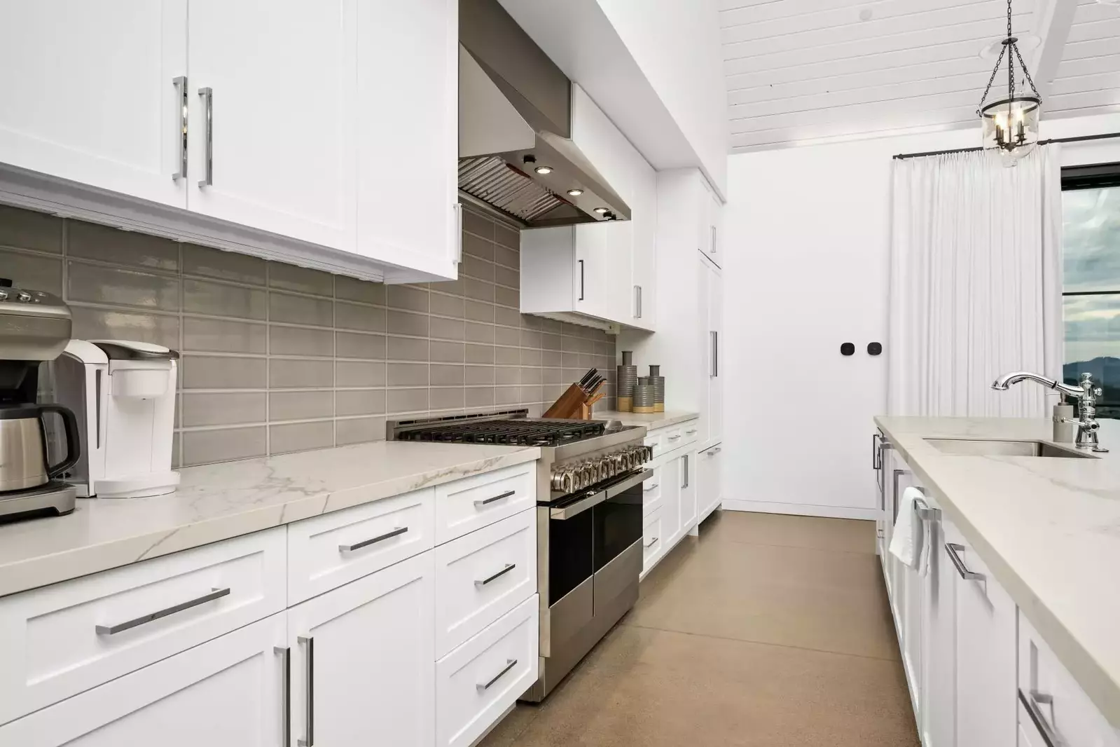 Cook delicious meals for breakfast, lunch, and dinner in this fully equipped kitchen. We suggest grabbing some ingredients from a local farm.