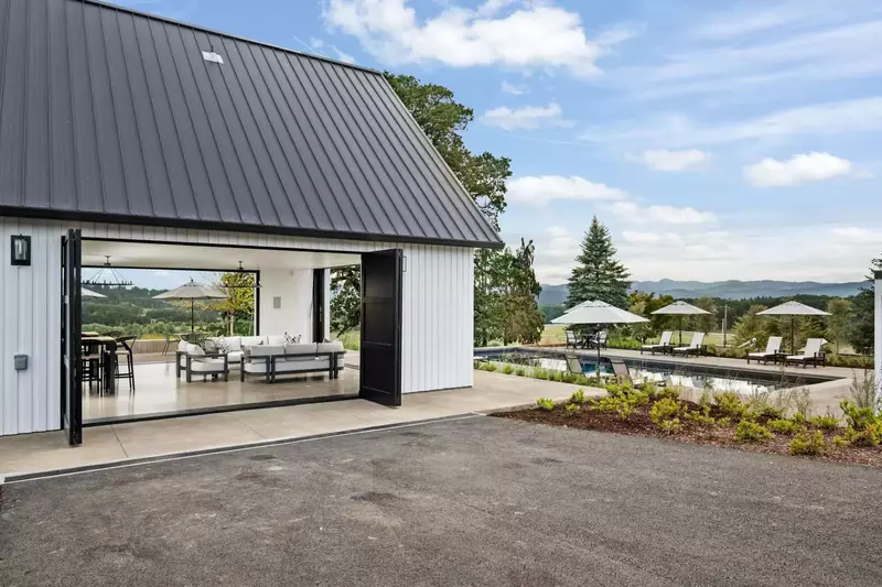 The open set up of Deux Vert brings the countryside right to your feet.