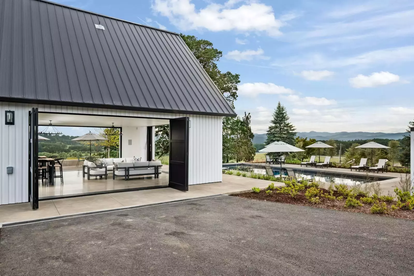 The open set up of Deux Vert brings the countryside right to your feet.