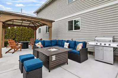 The fire table is wonderful spot to enjoy a lovely Oregon night.