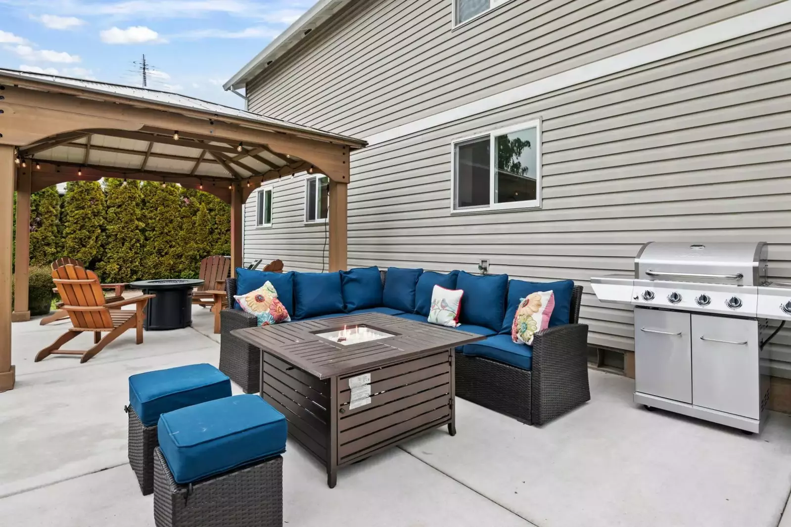 The fire table is wonderful spot to enjoy a lovely Oregon night.