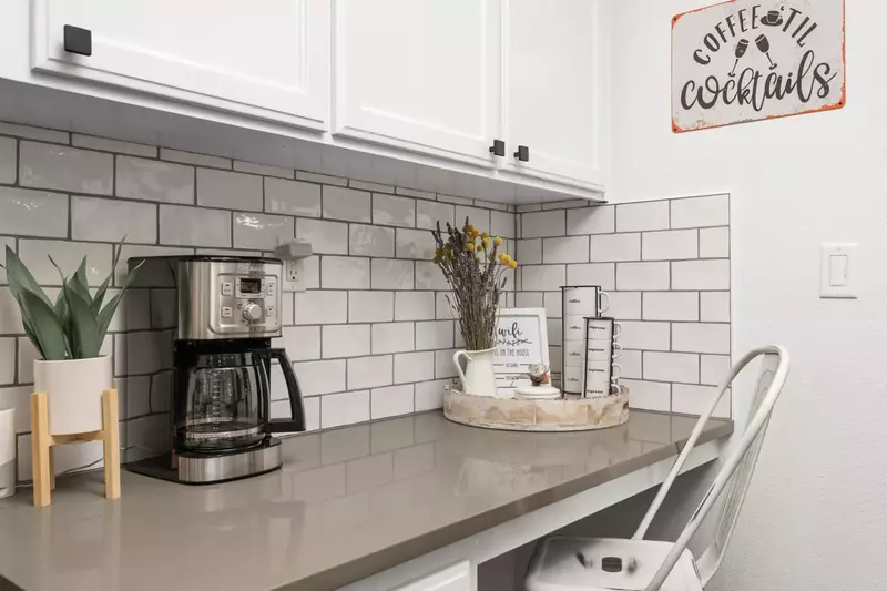 Coffee lovers are in luck as this rental provides coffee. There are also restaurants and cafes a short walk away in downtown.