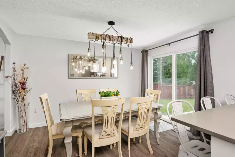 Dundee is a lovely, quiet town just outside of Newberg, The nearby countryside is full of wineries and vineyards.