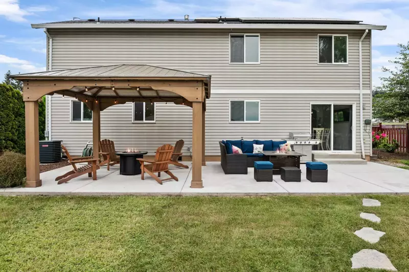 "Amazing backyard for entertaining as well. Had everything we needed. Would recommend!" - Emily