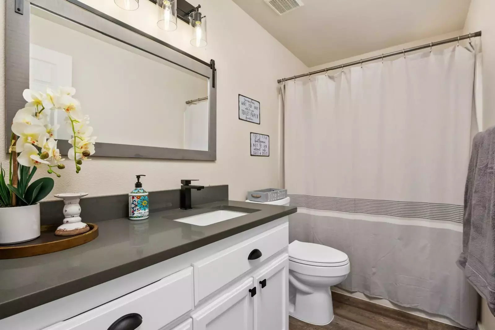 With 2.5 bathrooms everyone staying here has ample privacy.