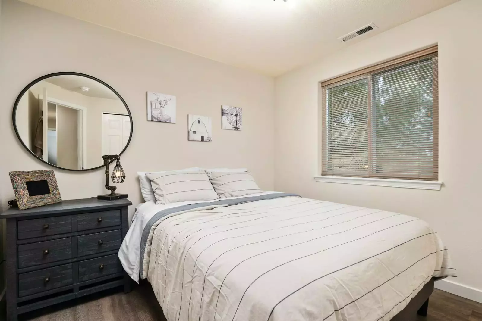 "Had a great stay. The property is just as the pictures show, everything was clean and well-kept, and the gathering spaces were very spacious" - Nicci