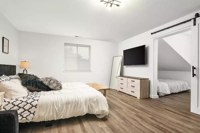 "Clean house with lots of beds and a well-stocked kitchen.  Hot tub in perfect condition in cute backyard with string lights." - Alexandra