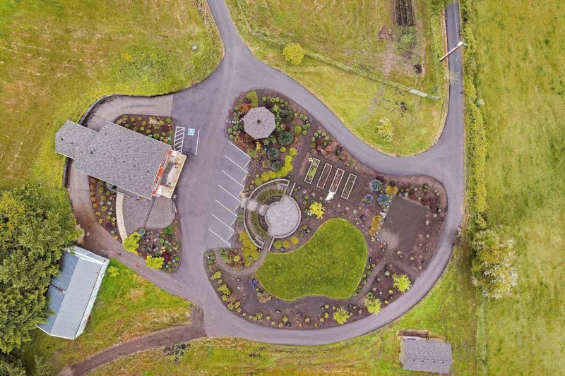 "Love the views and the farm setting. Right in the middle of great wineries." - Tony