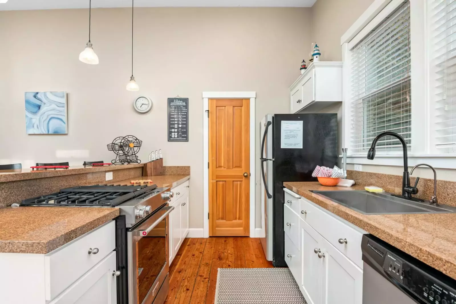 Cook delicious meals for breakfast, lunch, and dinner in this fully equipped kitchen. We suggest grabbing some seafood from a local market.