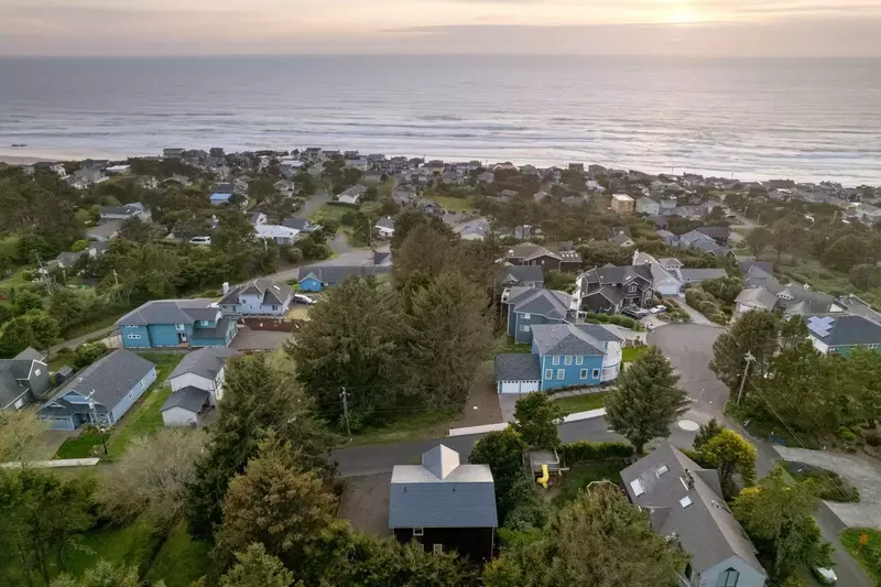 Pacific Star is in Lincoln City, comfortably situated in a tranquil neighborhood blocks from Highway 101.