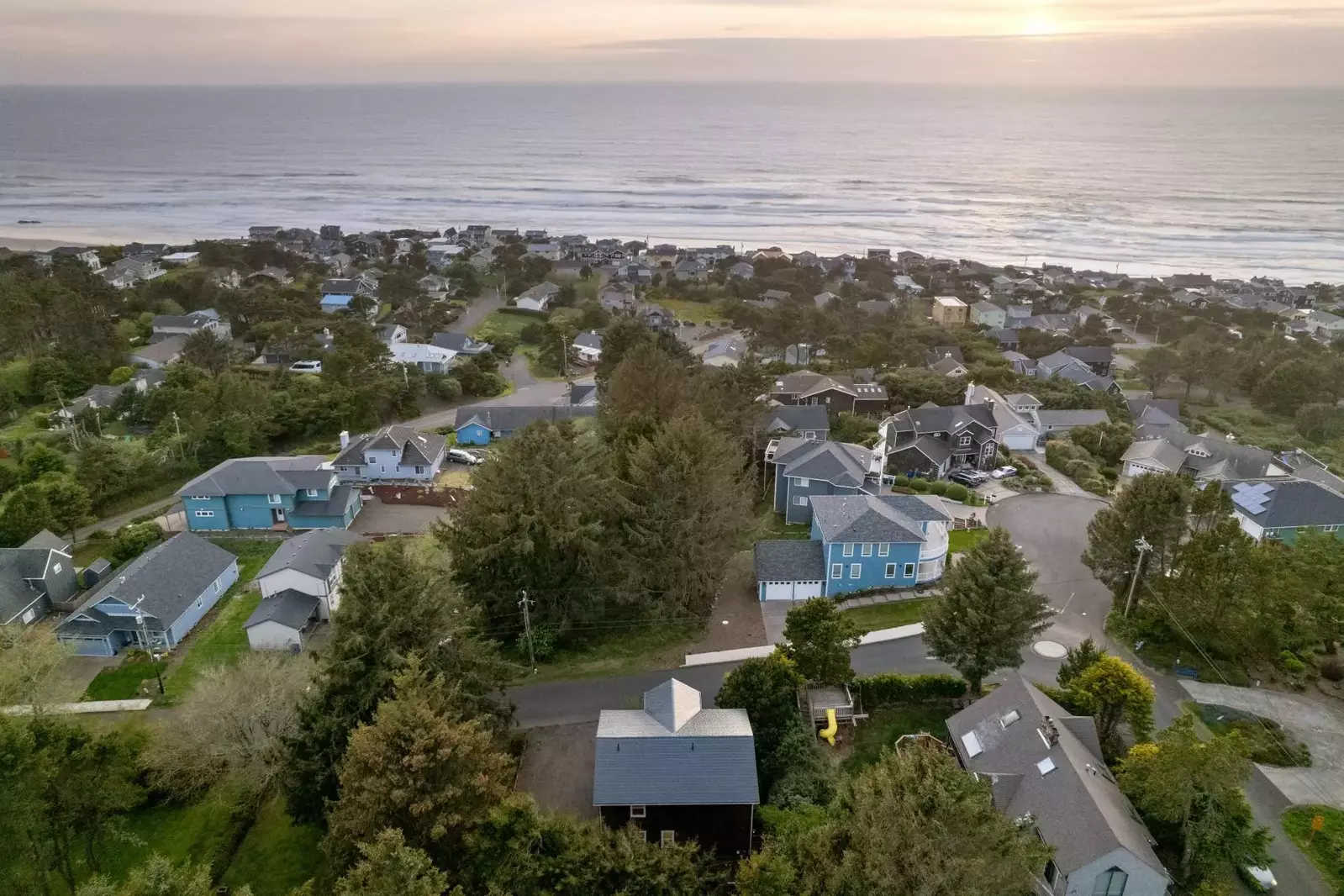 Pacific Star is in Lincoln City, comfortably situated in a tranquil neighborhood blocks from Highway 101.