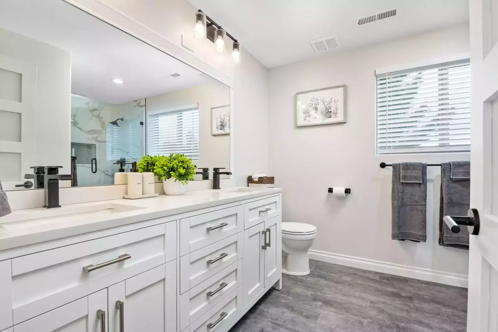 With 2.5 bathrooms everyone staying here has ample privacy.