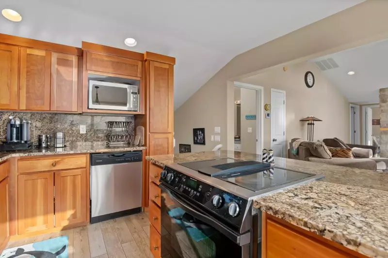 "Beautiful home and great location with private access to the beach!" - Rebecca