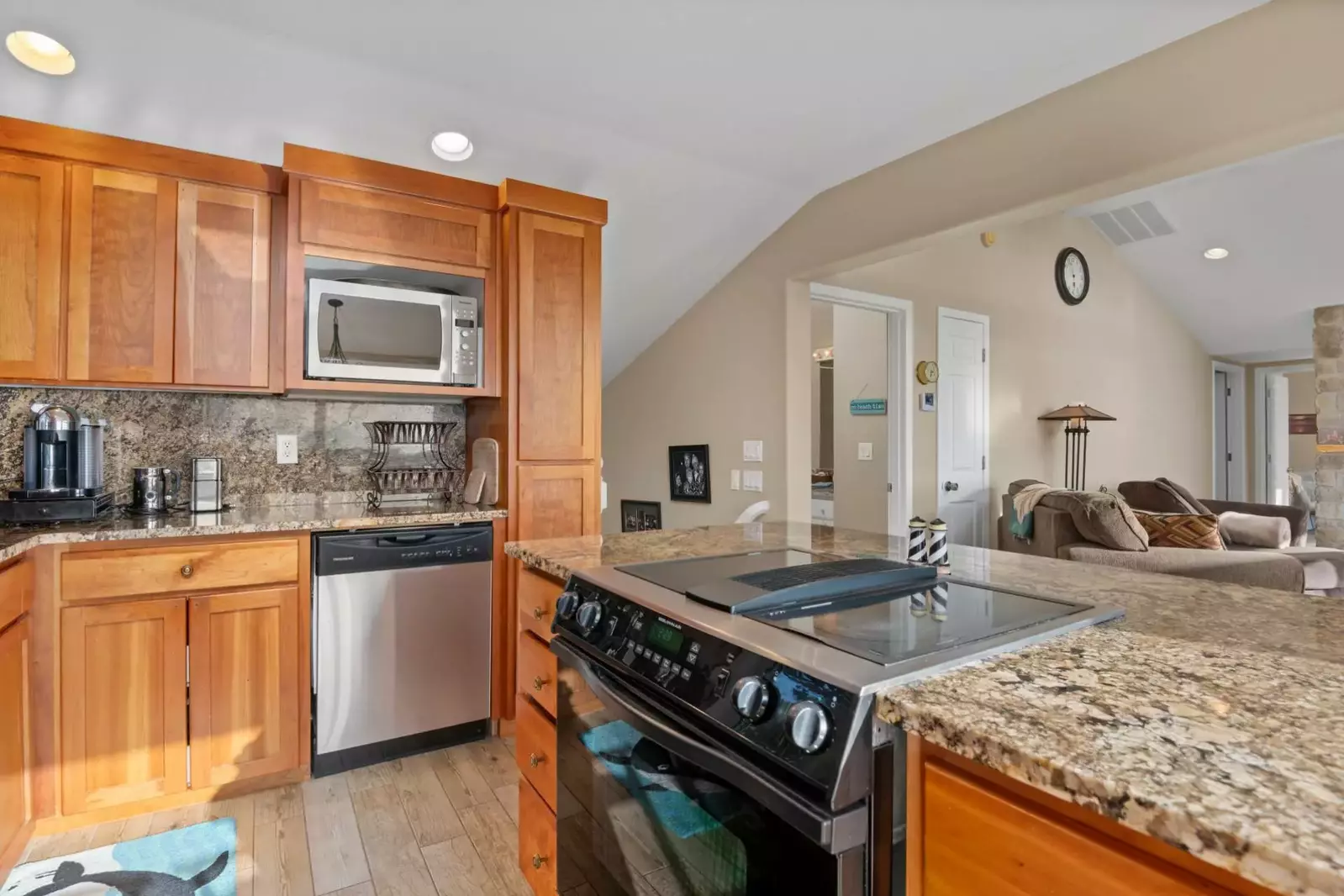 "Beautiful home and great location with private access to the beach!" - Rebecca