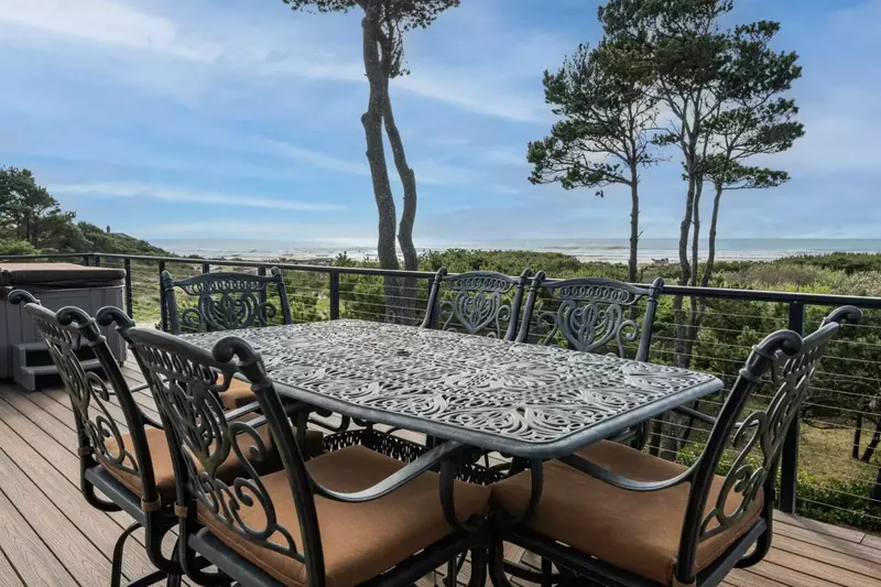 Eat outside or enjoy the hot tub while taking in the Oregon Coast!