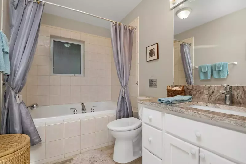 With 3 full bathrooms everyone staying here has ample privacy.