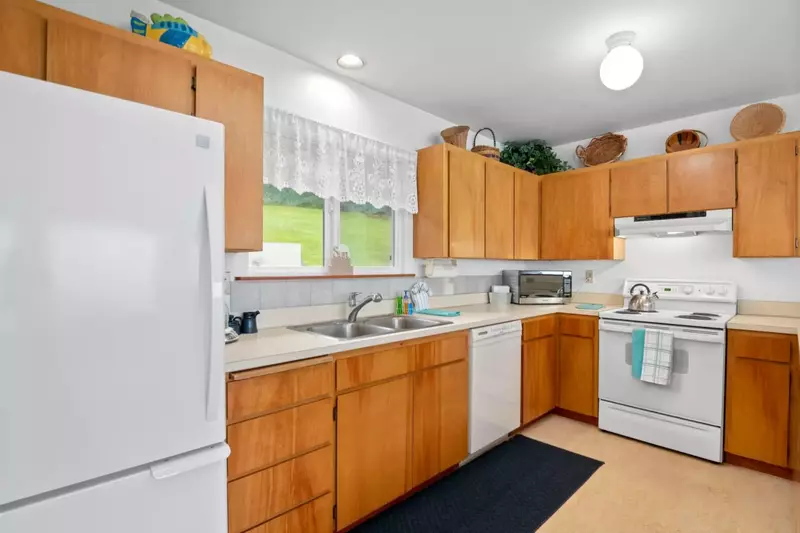 Cook delicious meals for breakfast, lunch, and dinner in this fully equipped kitchen. We suggest grabbing some seafood from a local market.
