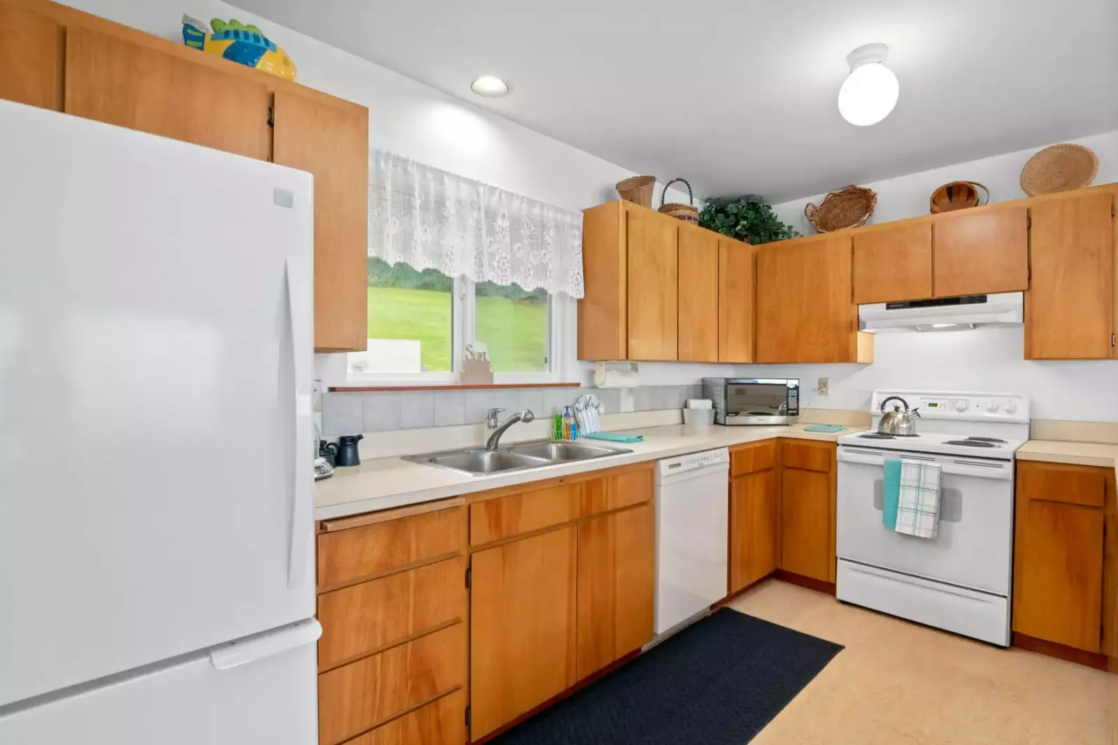 Cook delicious meals for breakfast, lunch, and dinner in this fully equipped kitchen. We suggest grabbing some seafood from a local market.