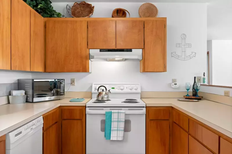 Cook delicious meals for breakfast, lunch, and dinner in this fully equipped kitchen. We suggest grabbing some seafood from a local market.