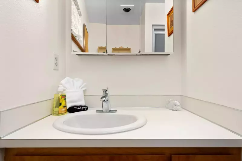 "This property is very clean and has an amazing view of the ocean. We had a girls weekend and the home was spacious" - Holy