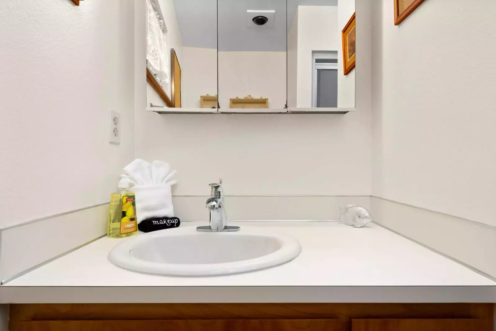 "This property is very clean and has an amazing view of the ocean. We had a girls weekend and the home was spacious" - Holy