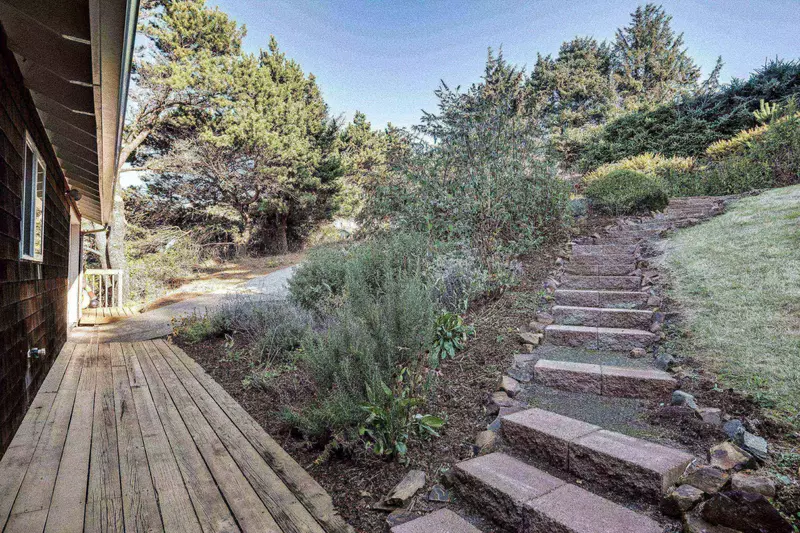 Bunnies in the front yard were adorable & the birds were so cheery. If Snow White visited the Oregon coast & stayed here she might never go home -Mary