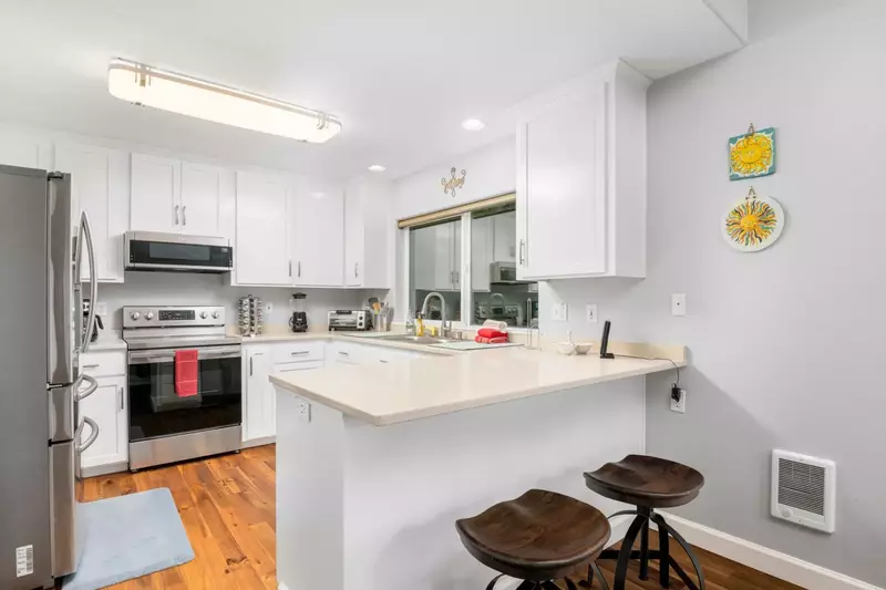 Cook delicious meals for breakfast, lunch, and dinner in this fully equipped kitchen. We suggest grabbing some seafood from a local market.