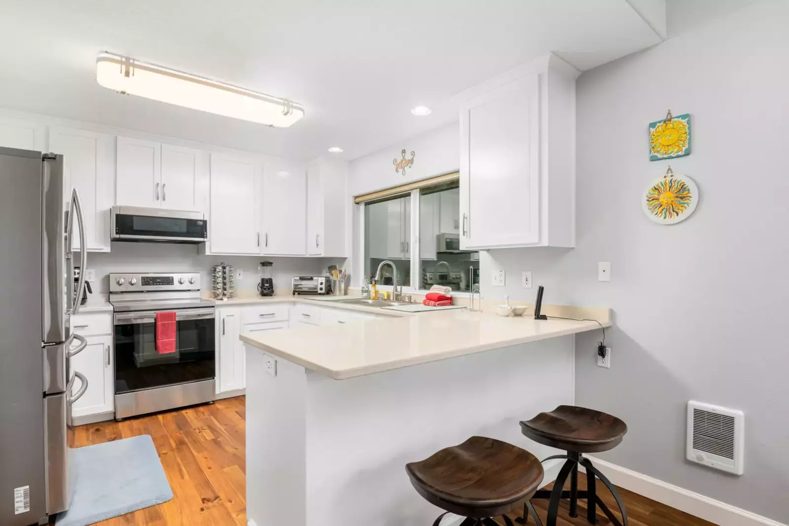 Cook delicious meals for breakfast, lunch, and dinner in this fully equipped kitchen. We suggest grabbing some seafood from a local market.