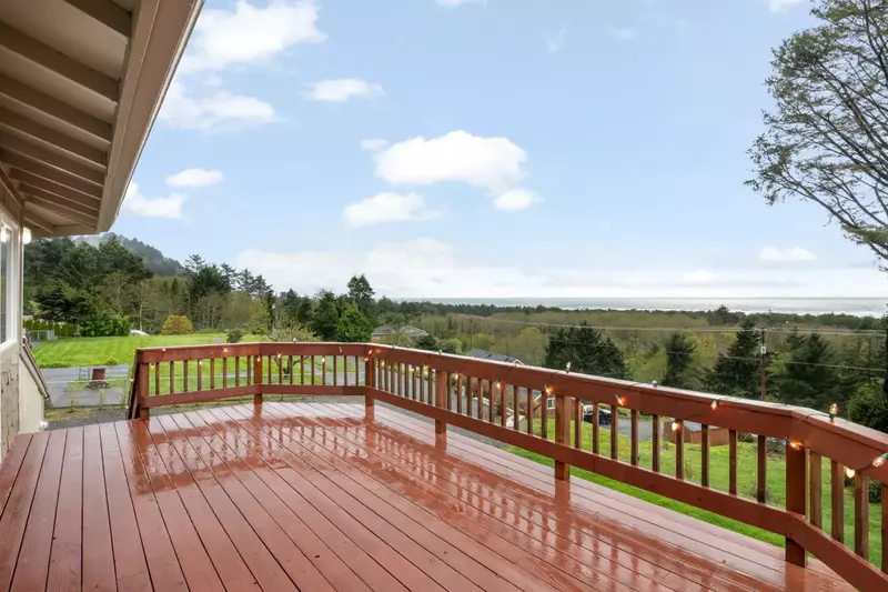 "This property was great for a quick beach getaway. The views are fantastic, and the property was great for two couples and a kid." - Russell