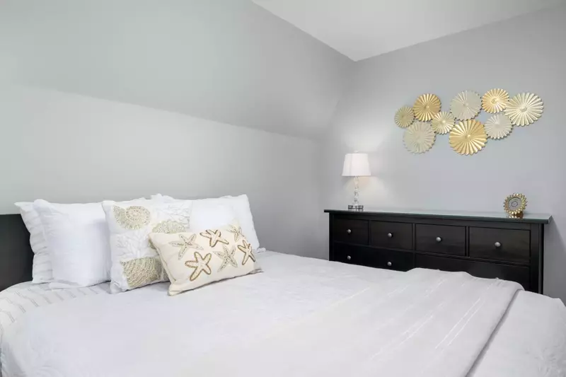 "Nice view of the ocean from up on the hillside and easy drive to downtown or the beach." - Sean