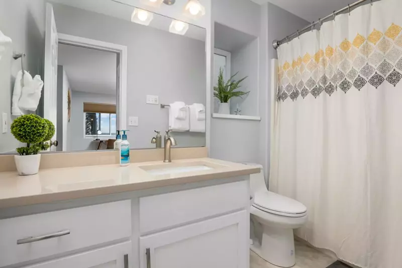 "We had 6 people in the home and there was plenty of room for all of us. The home is clean and well kept." - Edie