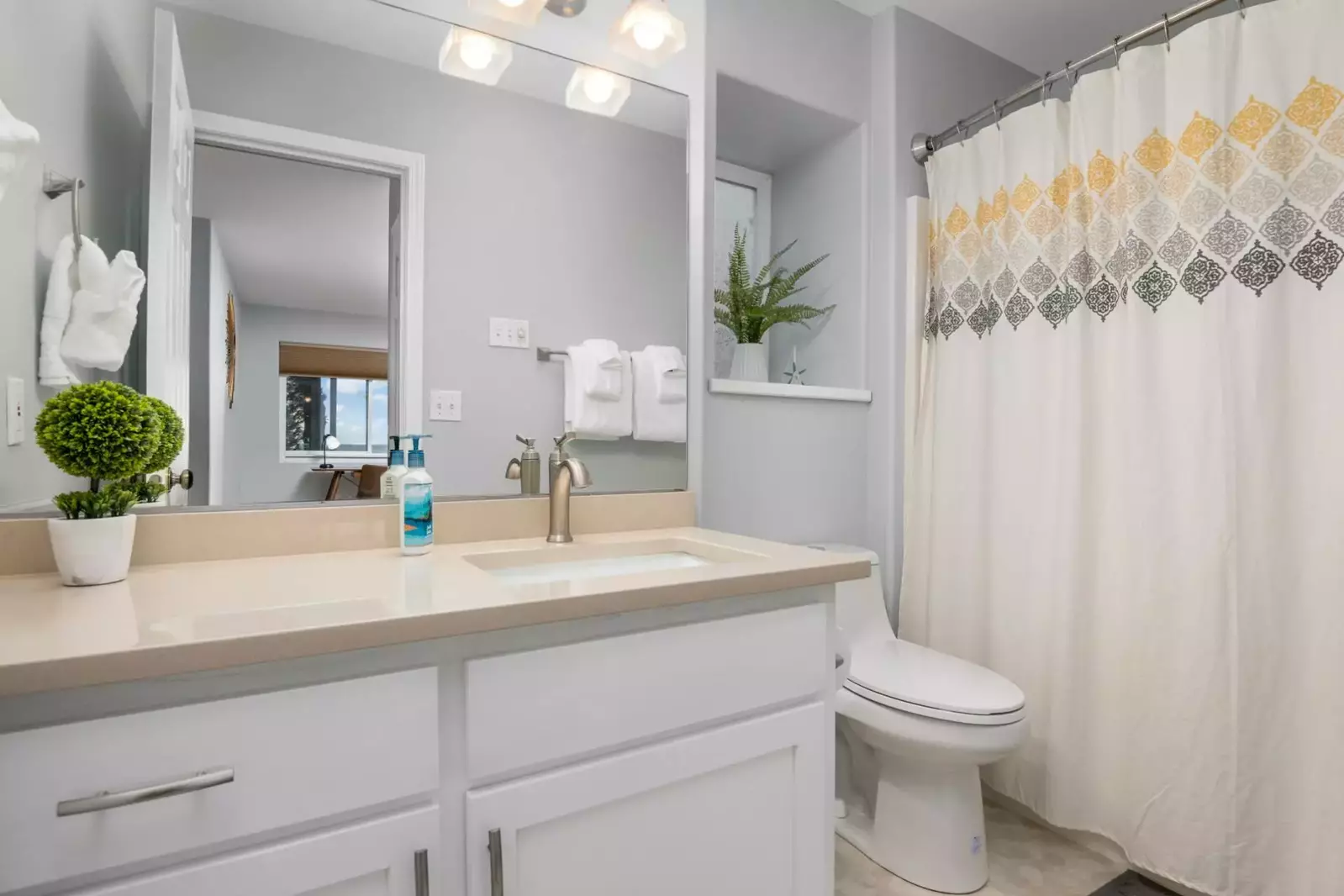 "We had 6 people in the home and there was plenty of room for all of us. The home is clean and well kept." - Edie