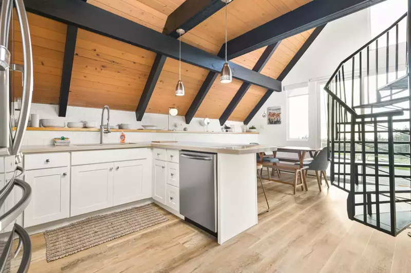 Cook delicious meals for breakfast, lunch, and dinner in this fully equipped kitchen. We suggest grabbing some seafood from a local market.