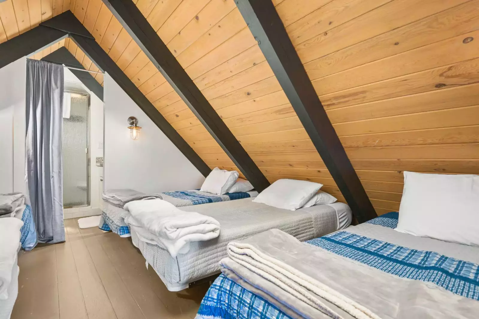 Such a wonderful place for a weekend getaway. The beach is a very quiet private beach and just a short walk away. The house was cozy and comfy. - Emma