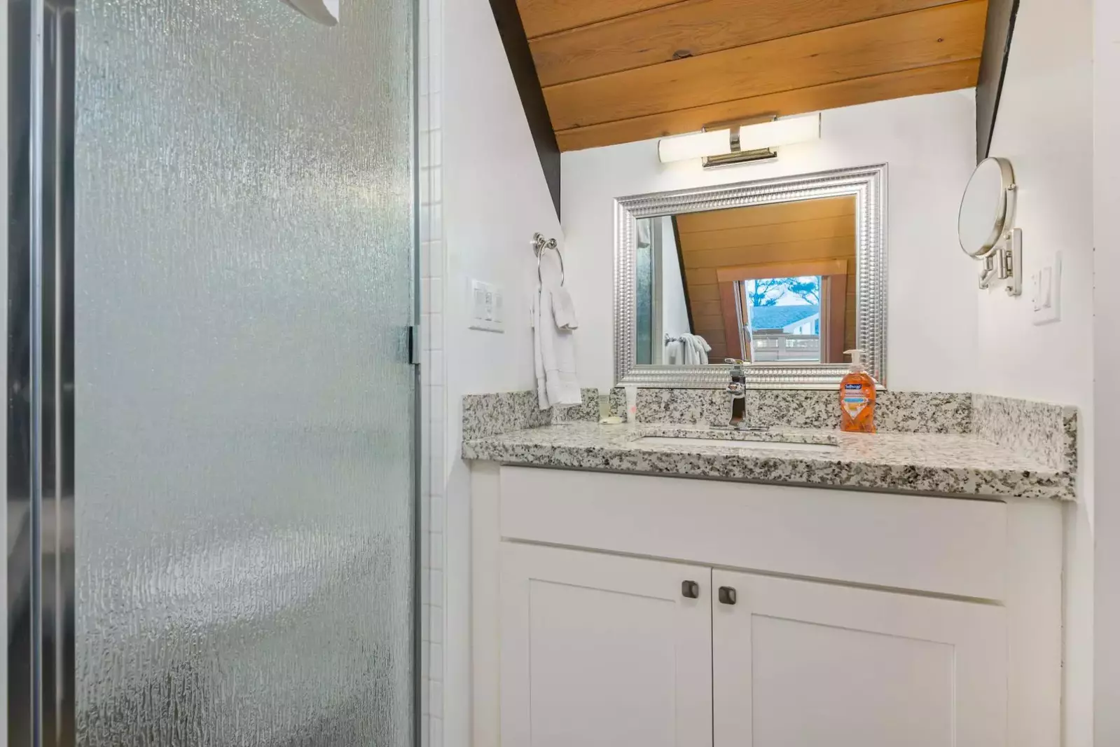 "Home/yard is extremely clean, and the privacy and beach access could not be beat. I did not want to leave. Highly recommend to others." - Alice