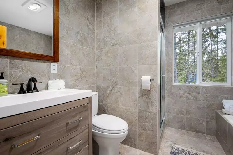 With 3 full bathrooms everyone staying here has ample privacy.