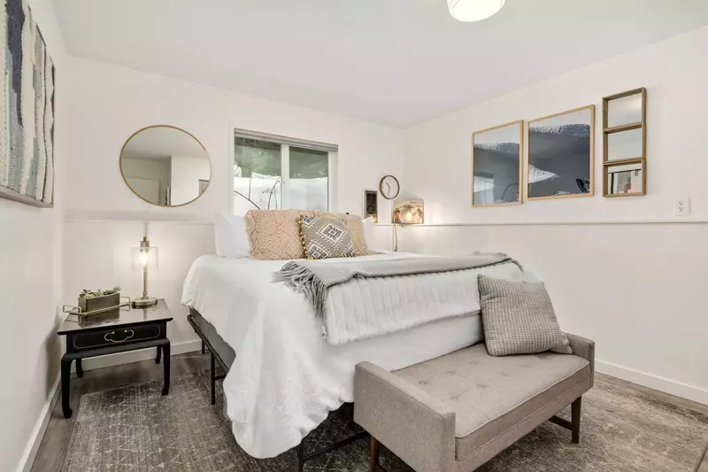 "We had an amazing stay! Everything was clean, comfortable, and beautifully decorated." - Linda