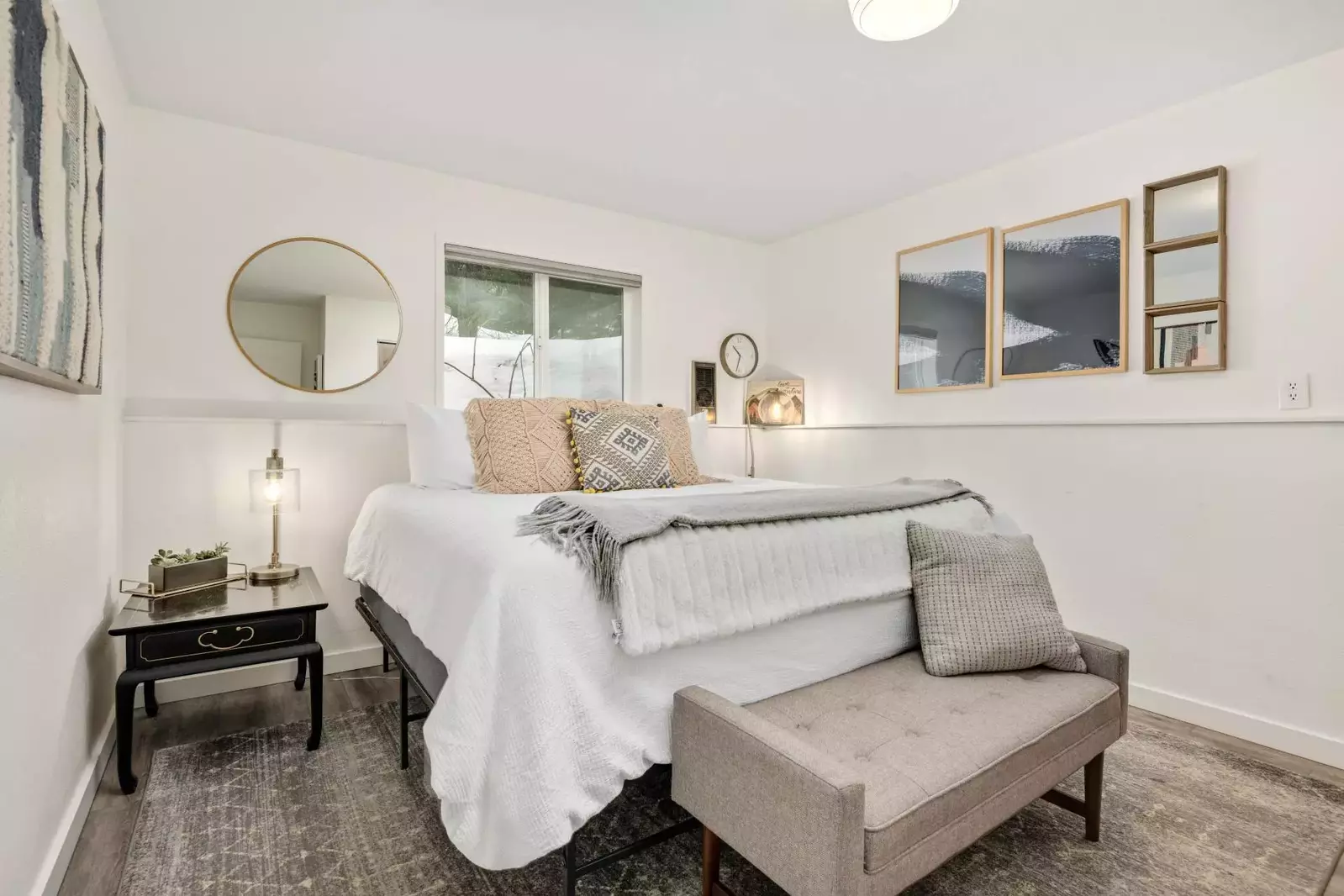 "We had an amazing stay! Everything was clean, comfortable, and beautifully decorated." - Linda