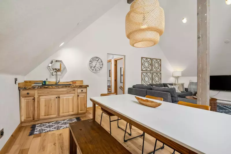 "Great location and communicative host! will book again!" - Benjamin