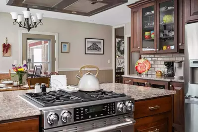 Cook delicious meals for breakfast, lunch, and dinner in this fully equipped kitchen. You can grab ingredients from farms on the Mt Hood Fruit Loop.