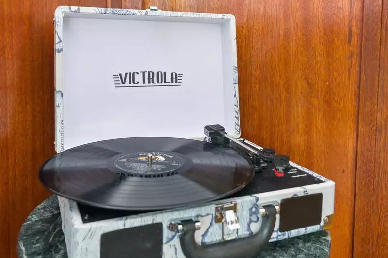 Chill out with some nice tunes courtesy of the HillsHyde Escape record player.