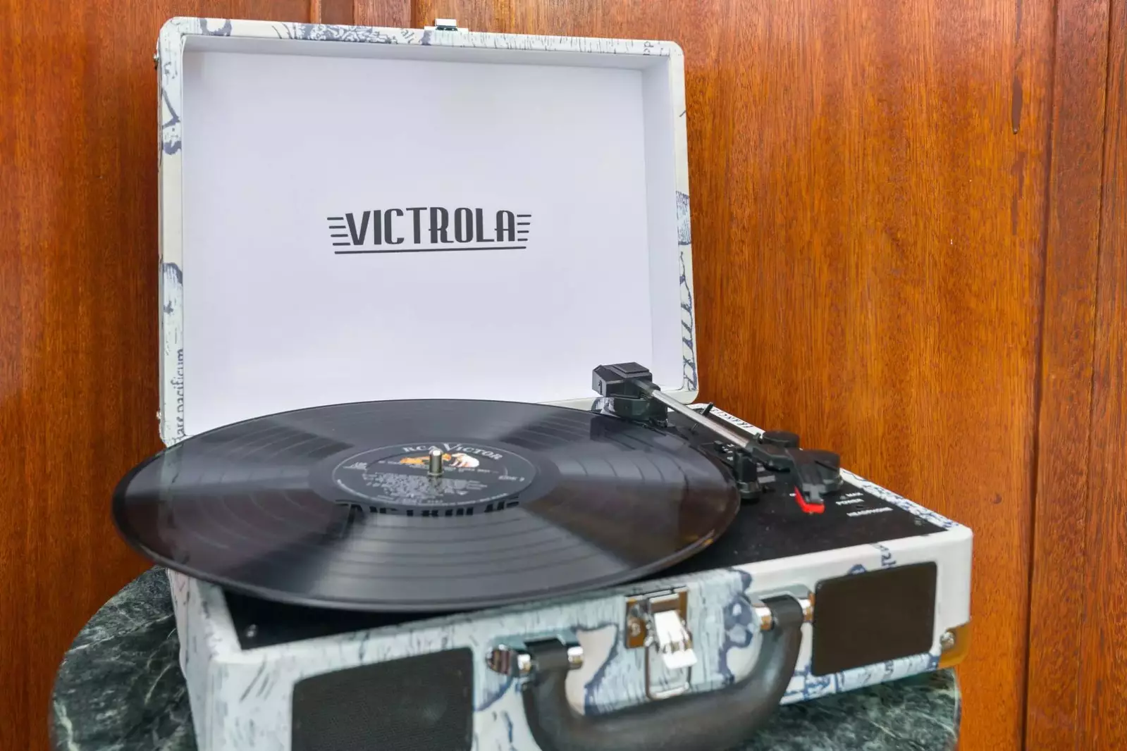 Chill out with some nice tunes courtesy of the HillsHyde Escape record player.