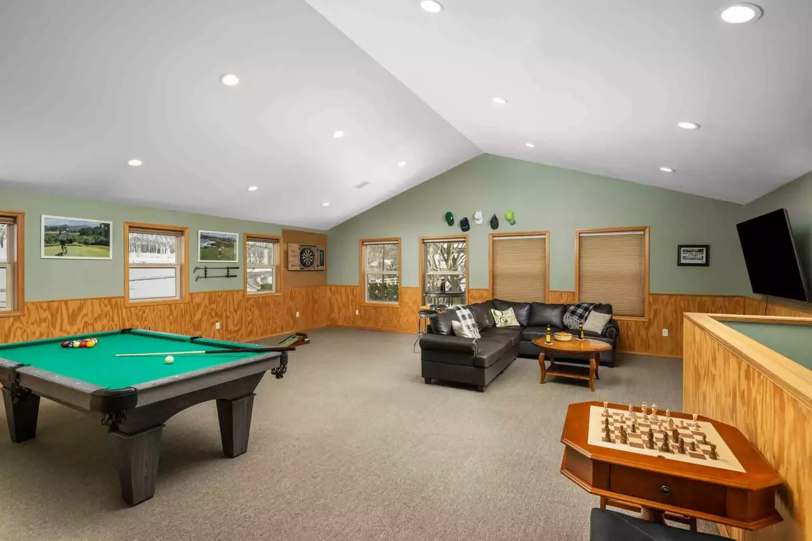 "We enjoyed the library for puzzles and the rec room for pool, darts and TV. Kitchen was well equipped and iTrips was quick and responsive" - Kara