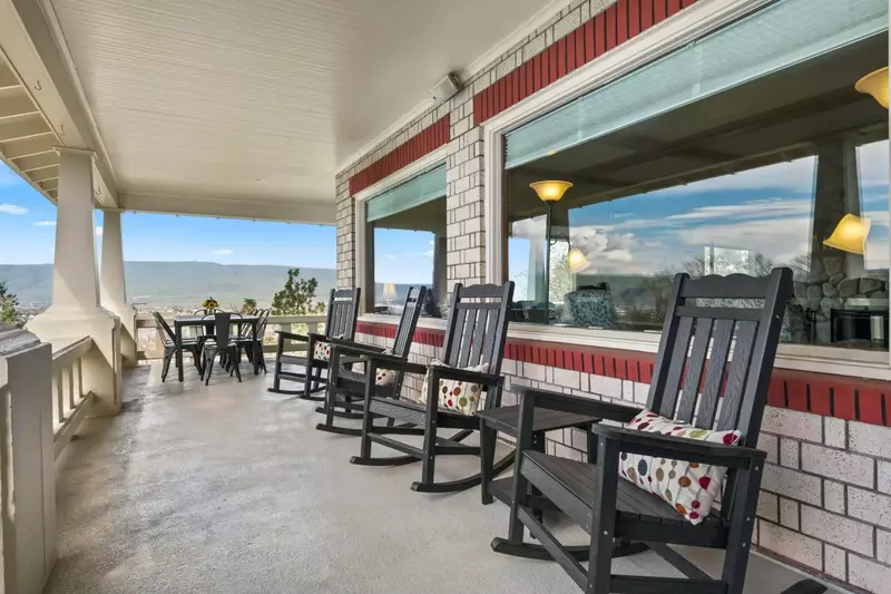"Lots of gorge-view front-porch sitting." - Angela