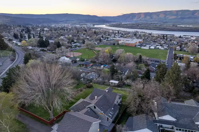 The Columbia River Gorge is a must-see natural wonder. It is full of waterfalls, hiking trails, historic buildings, great food, and more!