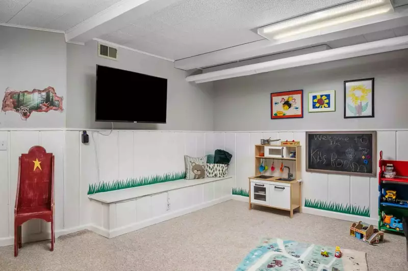 This room is set up for kids with so many fun features!