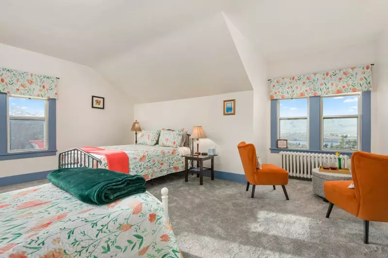 "Great for a getaway with friends and family. The kids loved having their own spaces to play and it was a beautiful view of the Gorge." - Rebecca