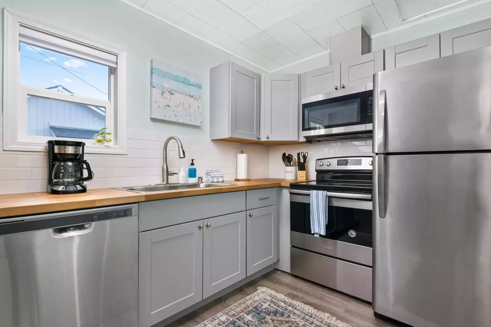 Cook delicious meals for breakfast, lunch, and dinner in this fully equipped kitchen. We suggest grabbing some seafood from a local market.