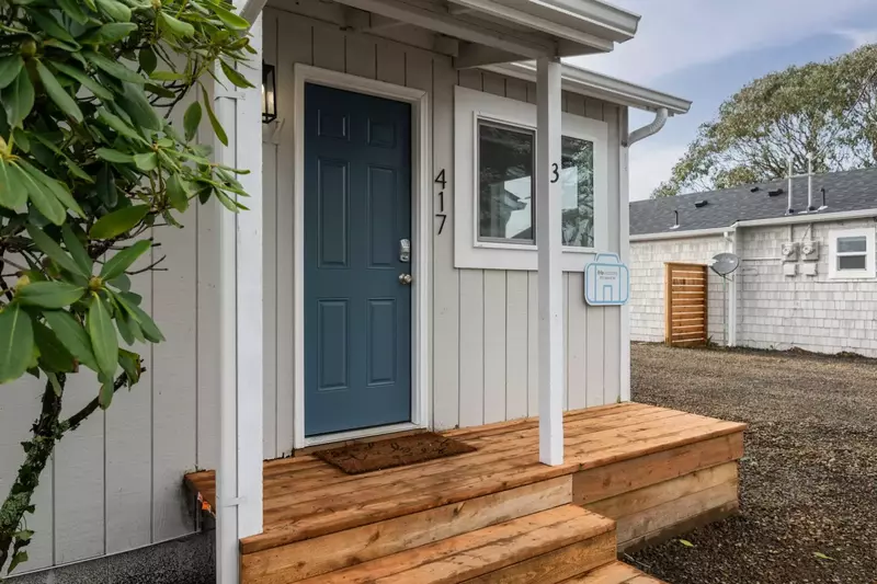 "Excellent cottage with great decor. Nicely updated. Bed was comfy. Quiet neighborhood." - Michelle